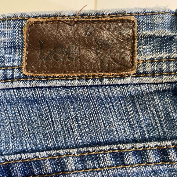 Lee Midrise Bootcut SZ 8 Medium, GUC, stretch, distressed, lower on the waist - Picture 11 of 12